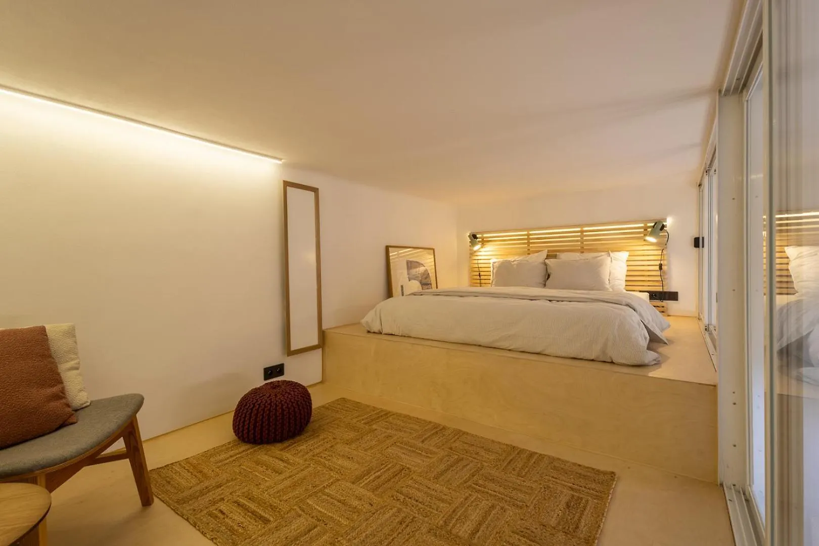 Prague Designer Petite Stay By Vltava River Apartment